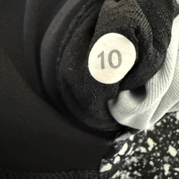 Lululemon Mesh Outrun 17” Crop Leggings Sz 10 - Picture 8 of 9